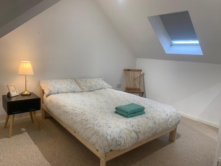 Chumba cha kitanda cha watu wawili kinachoangalia anga.