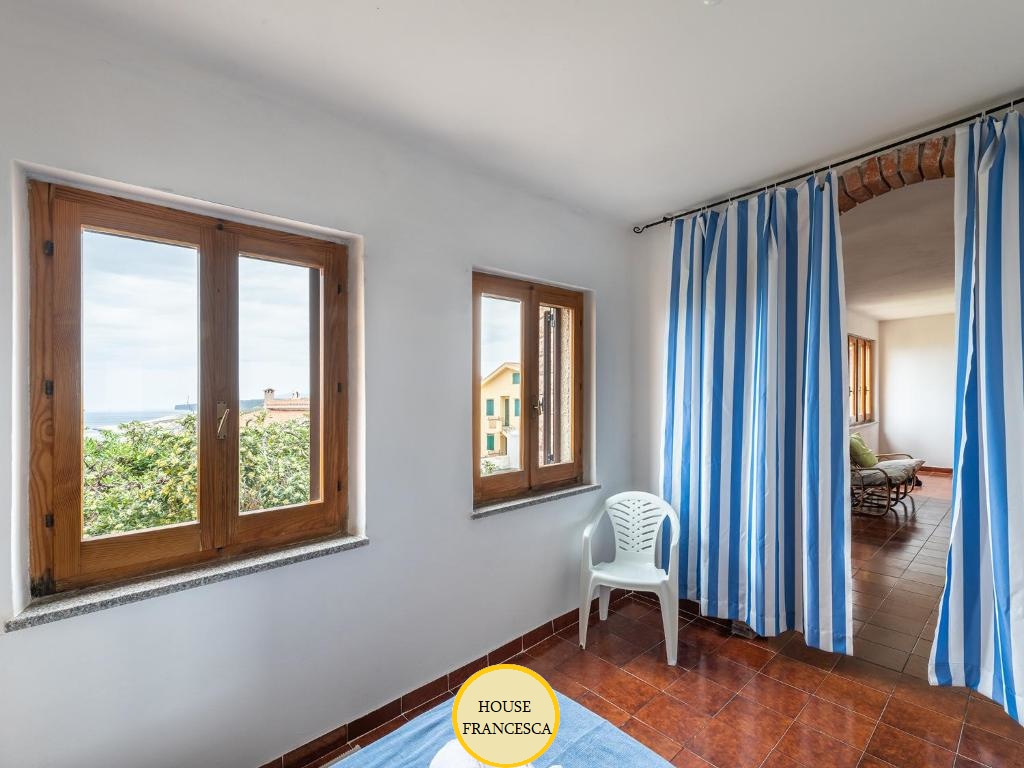 Chumba cha kulala "3" kilicho na kitanda kimoja, kilichotenganishwa na sebule kwa pazia jeusi.