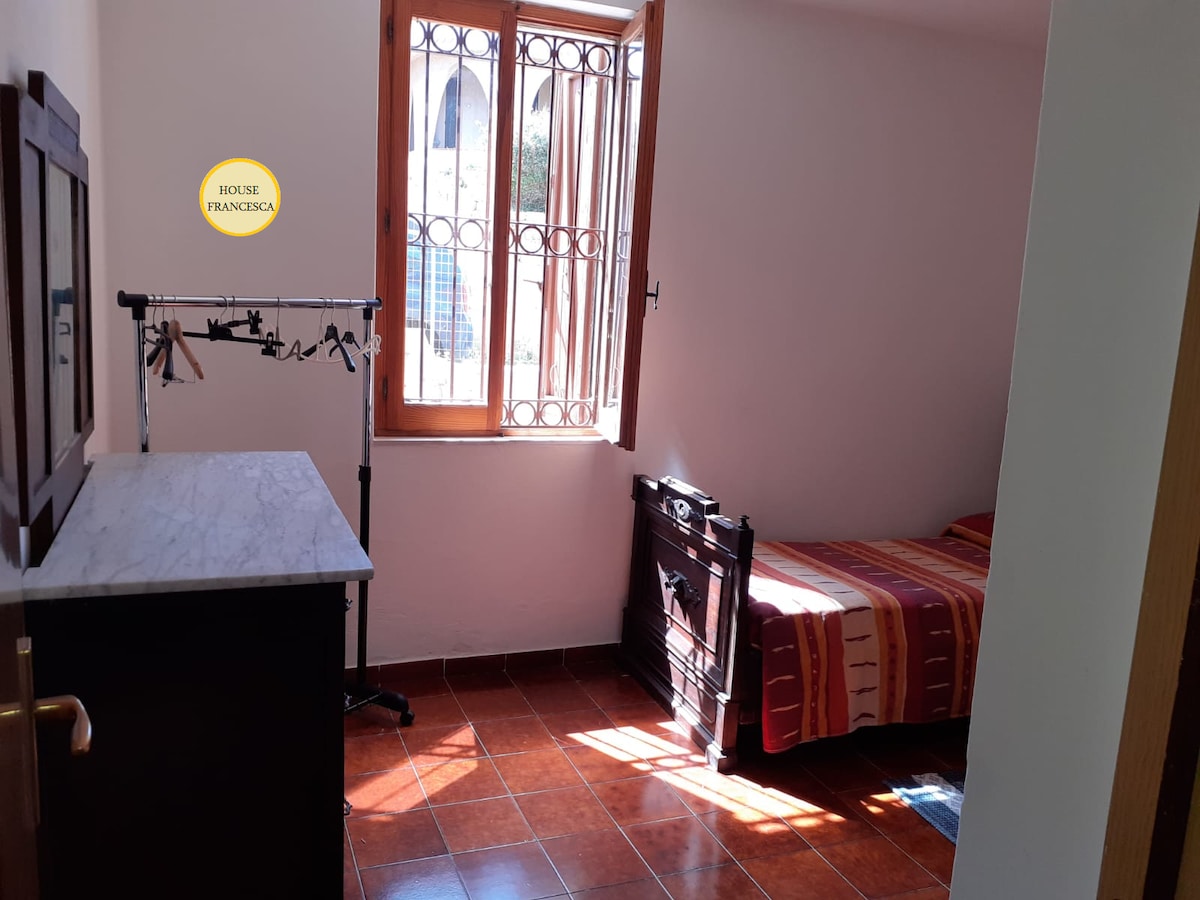 Chumba cha kulala "2" na vitanda viwili vya mtu mmoja.