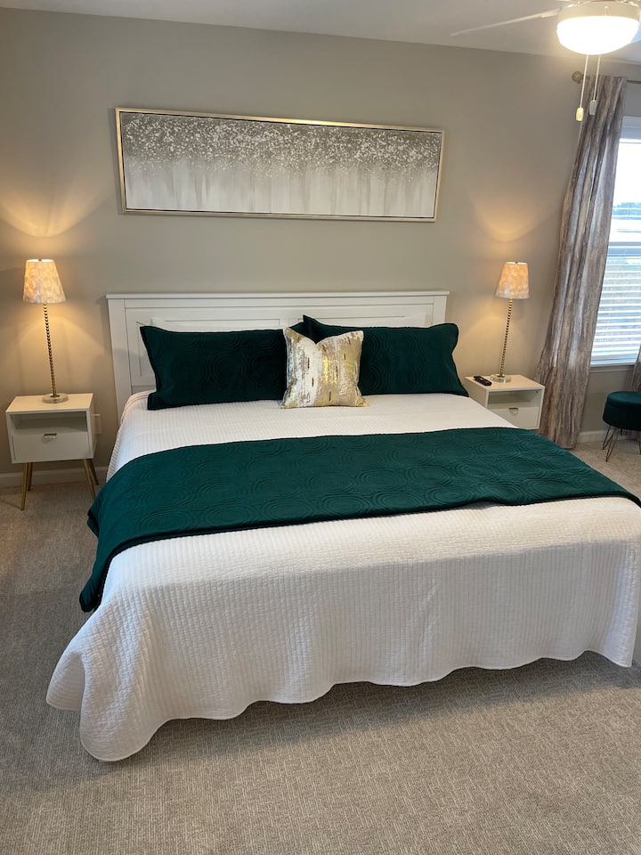 ห้องนอนใหญ่เตียงคิงไซส์