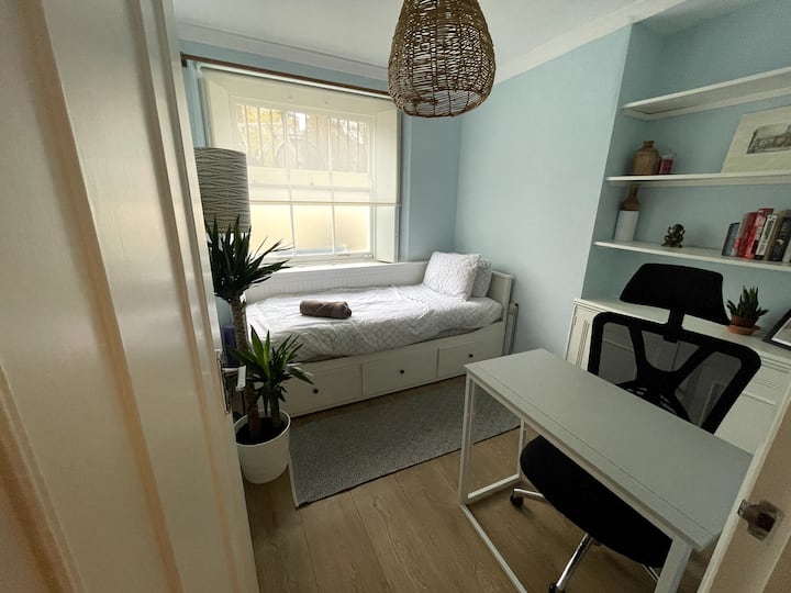 2号卧室，带功能齐全的办公空间