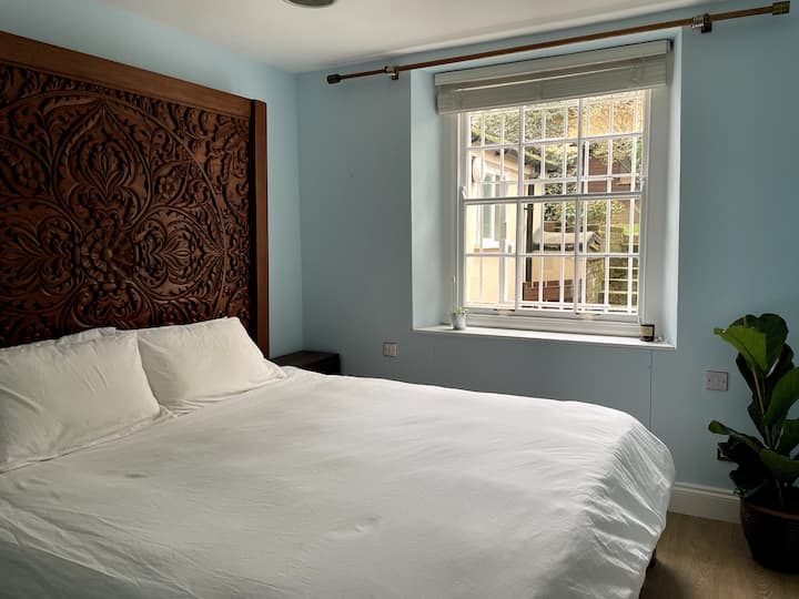 卧室# 1 ，可俯瞰花园