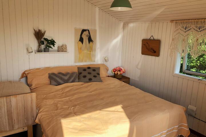 Жълтата двойна стая с бебешко/детско креватче от лявата страна с размери 120 см.