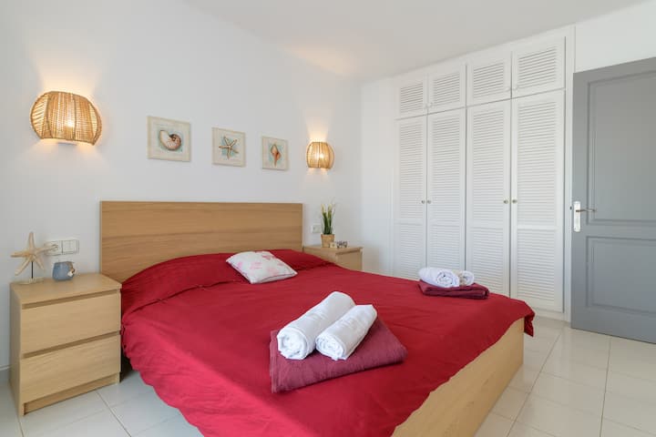 Cama Queen bed (160x200) y grandes armarios. Posibilidad de poner una cuna (incluida)