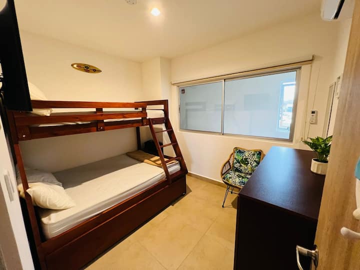 次要房间配有双层床，上层配有单人床，下层床配有双人床和额外的单人「巢穴」床