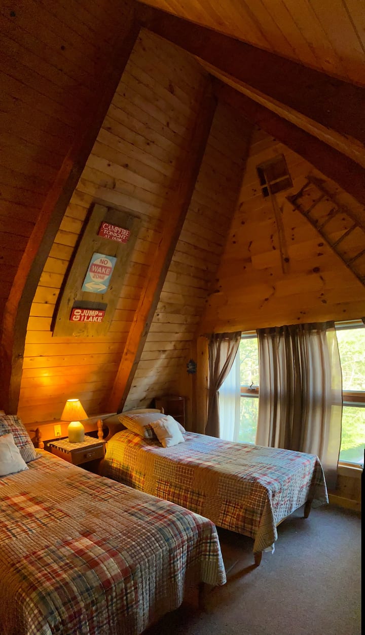 Spálňa č.3: Dve samostatné postele na 2. poschodí