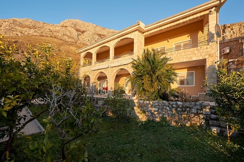 House with Garden & Jacuzzi, 15-Min Walk to Beach