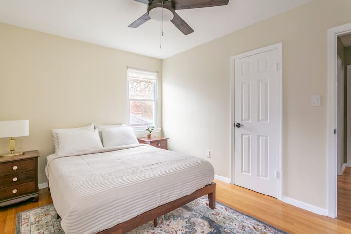 Zaborte sa do hlbokého spánku na hybridnom matraci s pamäťovou penou v úplnom pokoji a tichu. V izbe sú zatemňovacie závesy pre pokojný spánok. 