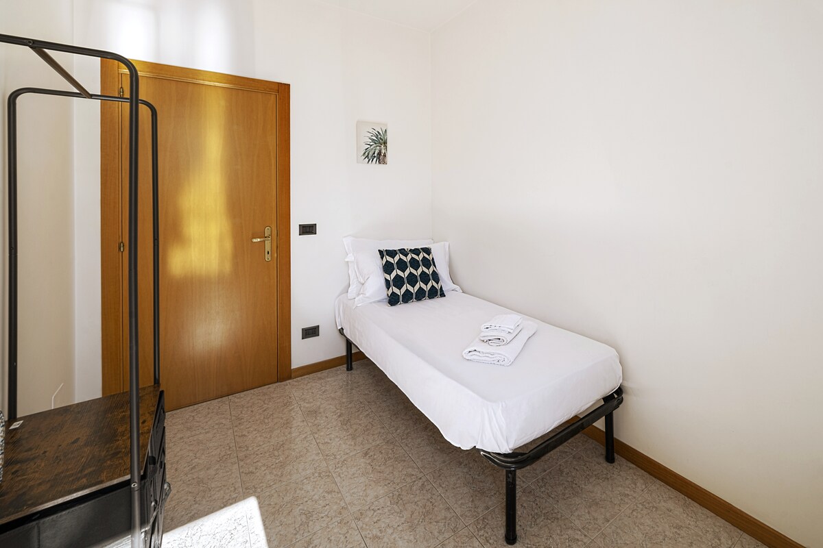 Chumba cha kulala kimoja chenye roshani ya kipekee