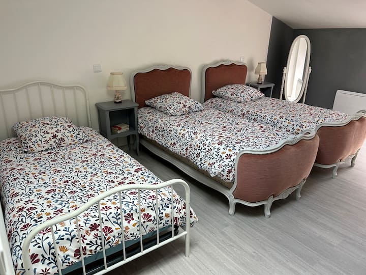 Ще намерите 3 единични легла във втората спалня с стоящо огледало