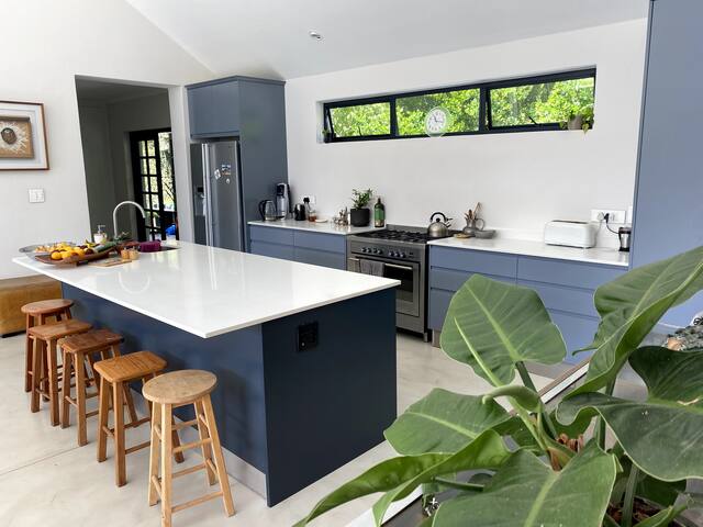 Lovely lower Constantia home – short-term rental gallery image 2