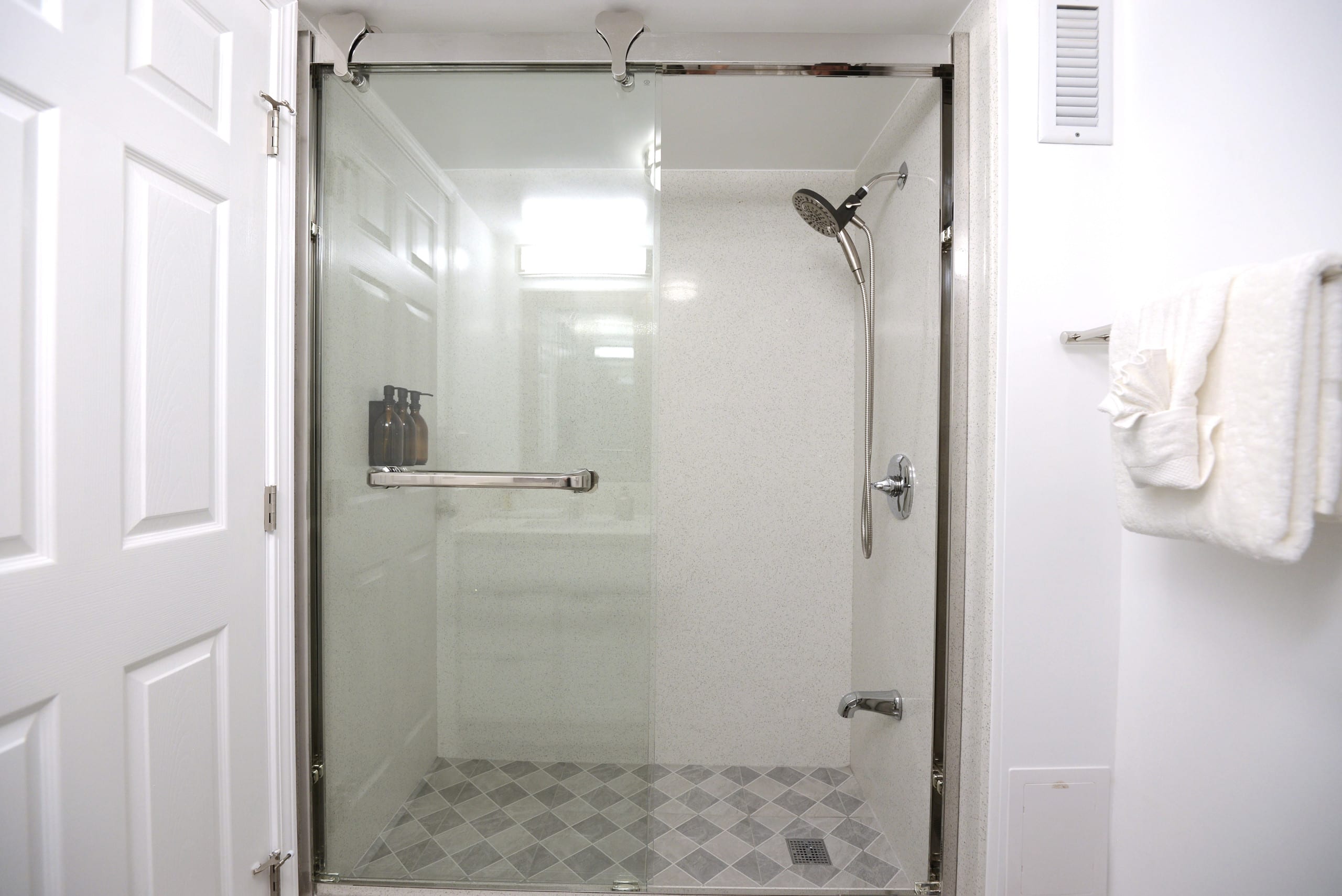 Fully Remodeled! Ocean View! Free Parking! - Image 5