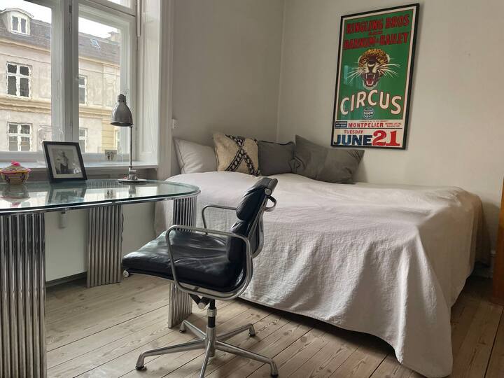 1号卧室配备2米宽双人床