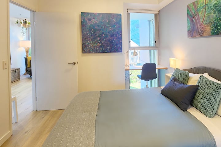 غرفة نوم مريحة مع الكثير من مساحة خزانة الملابس