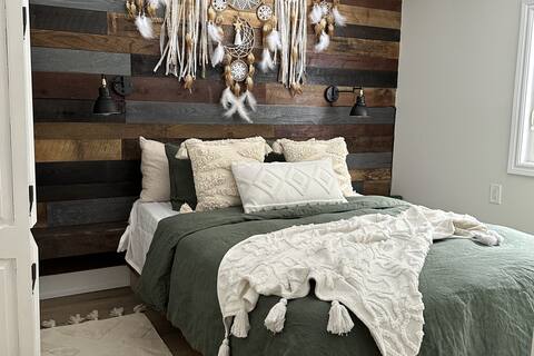 Rustic Cozy Cottage|Waterfront, HotTub, Wood Stove