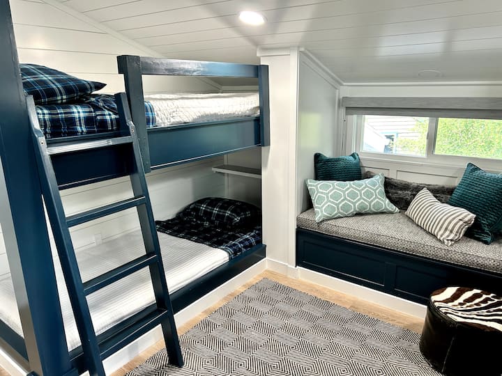 Децата ще спят добре в тази забавна стая с двуетажни легла, в която могат да се настанят 4 души, с чисто ново спално бельо!