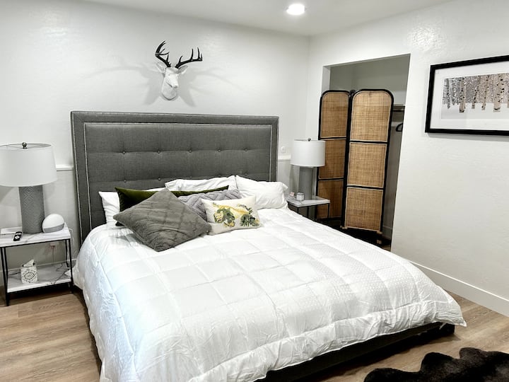 Спалня 2 с двойно легло. Изцяло ново спално бельо, USB приставки и баня. 