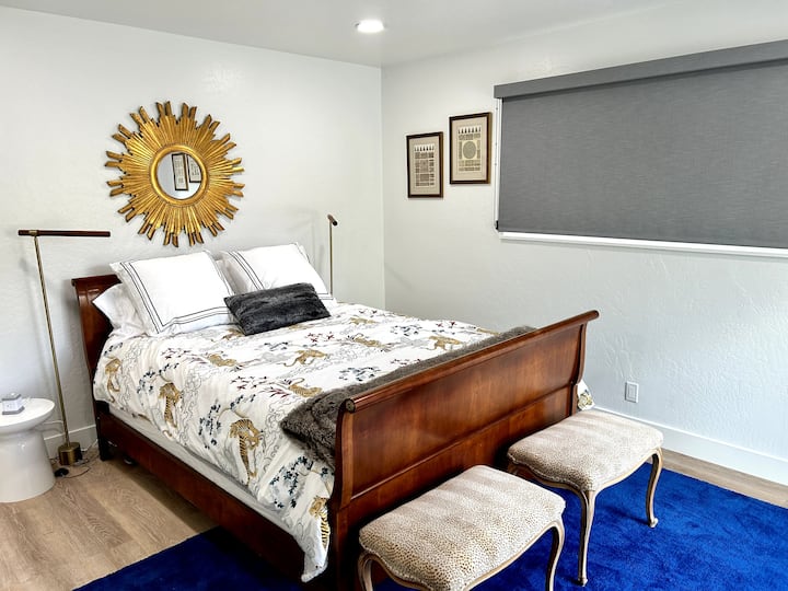 Ще си починете добре в тази спалня с двойно легло и собствен балкон с вътрешен двор до стаята. 