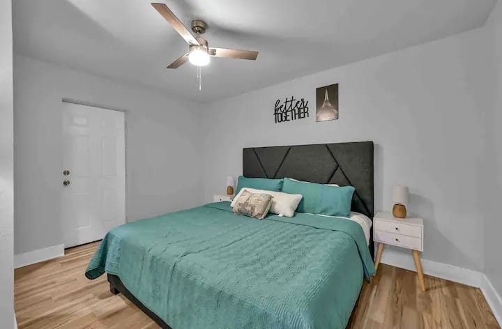 تحتوي غرفة النوم الثانية على سرير بحجم كبير. 