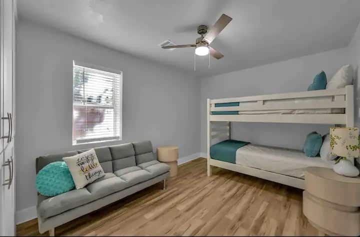 تحتوي غرفة النوم الأولى على أسرّة بطابقين مع أريكة/أريكة للنوم (تم تغيير الصور إلى أريكة النوم)