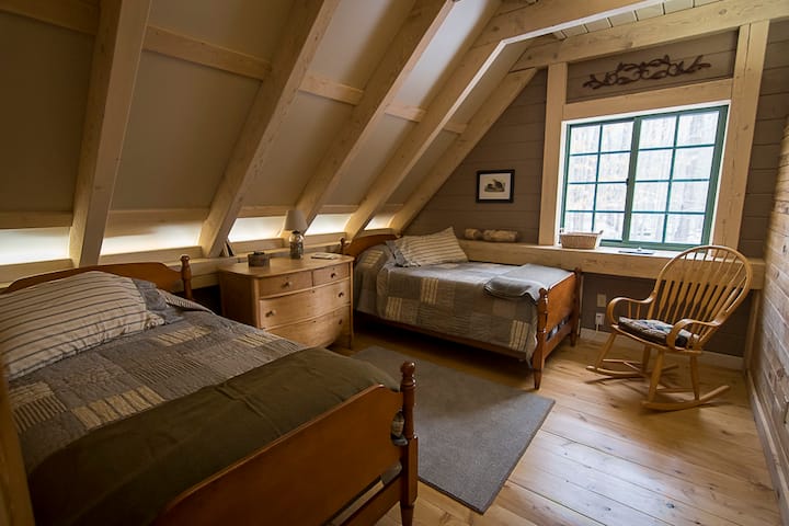 Ნეკერჩხლის ოთახი ნეკერჩხლის პანელშია მოქცეული, ავეჯი კი ნეკერჩხლისგანაა დამზადებული.