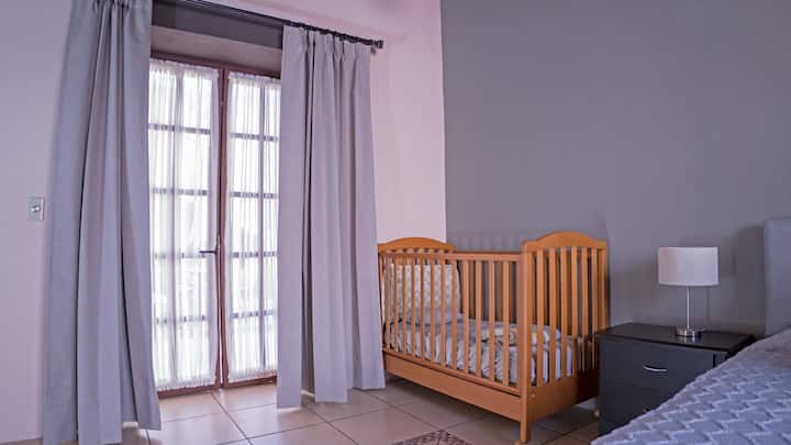 Lit bébé à l'intérieur de la chambre 1