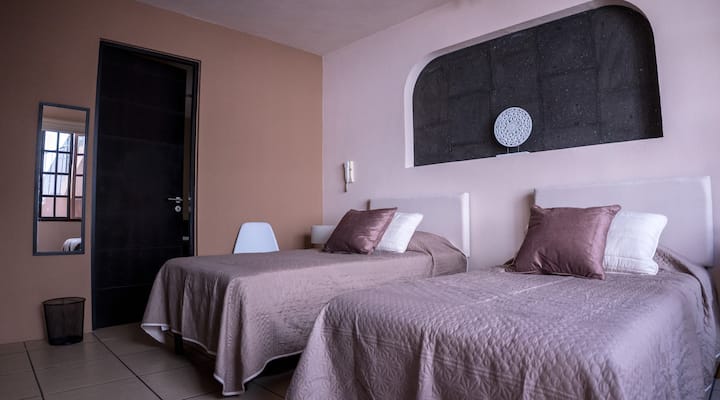 Chambre 2 au rez-de-chaussée, avec salle de bain complète