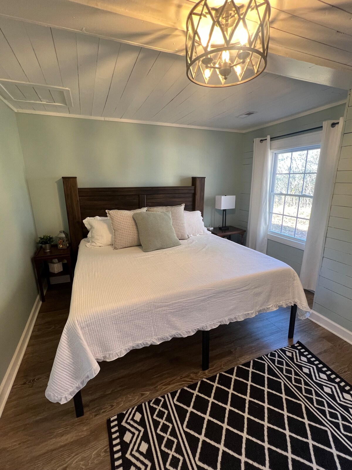 Cama tamaño king con colchón de espuma viscoelástica de 12 pulgadas con sábanas extra suaves. Se proporcionan 4 almohadas para tu comodidad. 