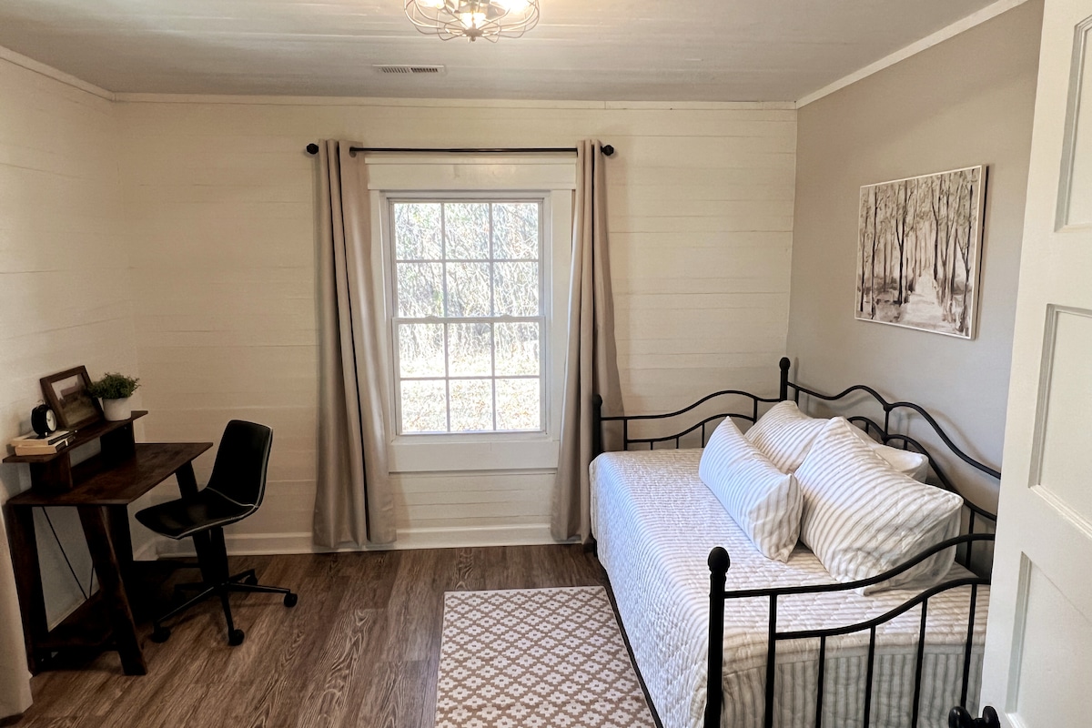 Cama individual con cama nido doble debajo, ambas cuentan con un colchón de espuma viscoelástica de 8 pulgadas para tu comodidad. 