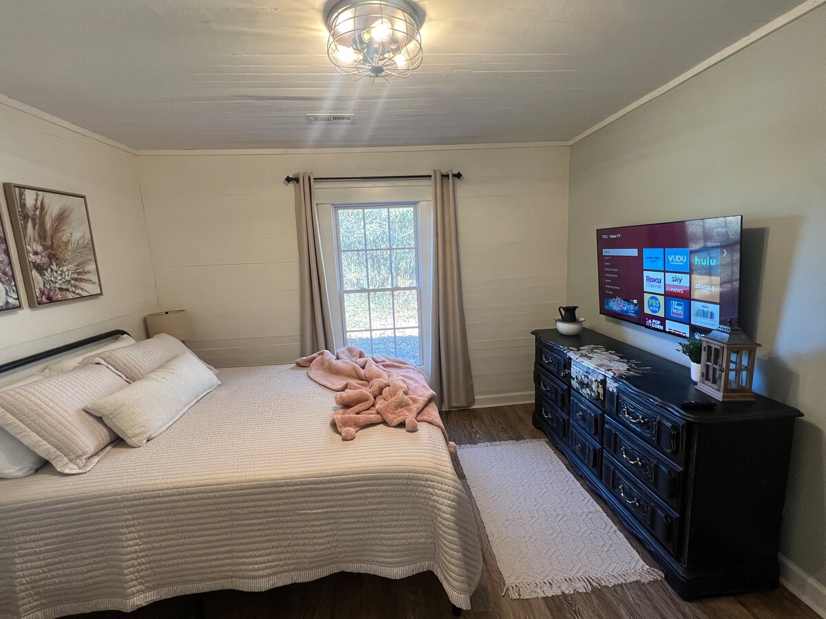 Cama tamaño queen con colchón de espuma viscoelástica de 12 pulgadas y sábanas suaves adicionales Televisión inteligente para tus necesidades de streaming. 