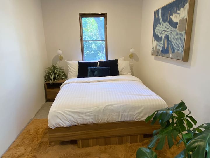 camera da letto 3 con letto matrimoniale, smart TV e accappatoio incorporato