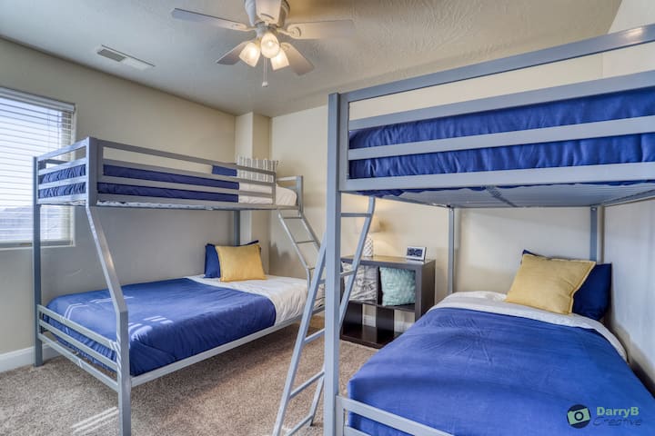 غرفة نوم بطابقين مع تلفزيون(عصا روكو) وحمام منفصل