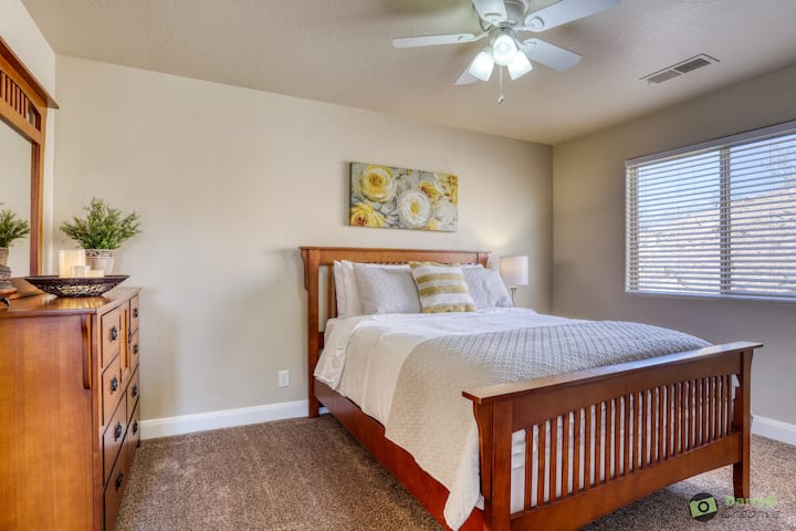 سرير كبير مع حمام خاص وتلفزيون ذكي - الطابق العلوي