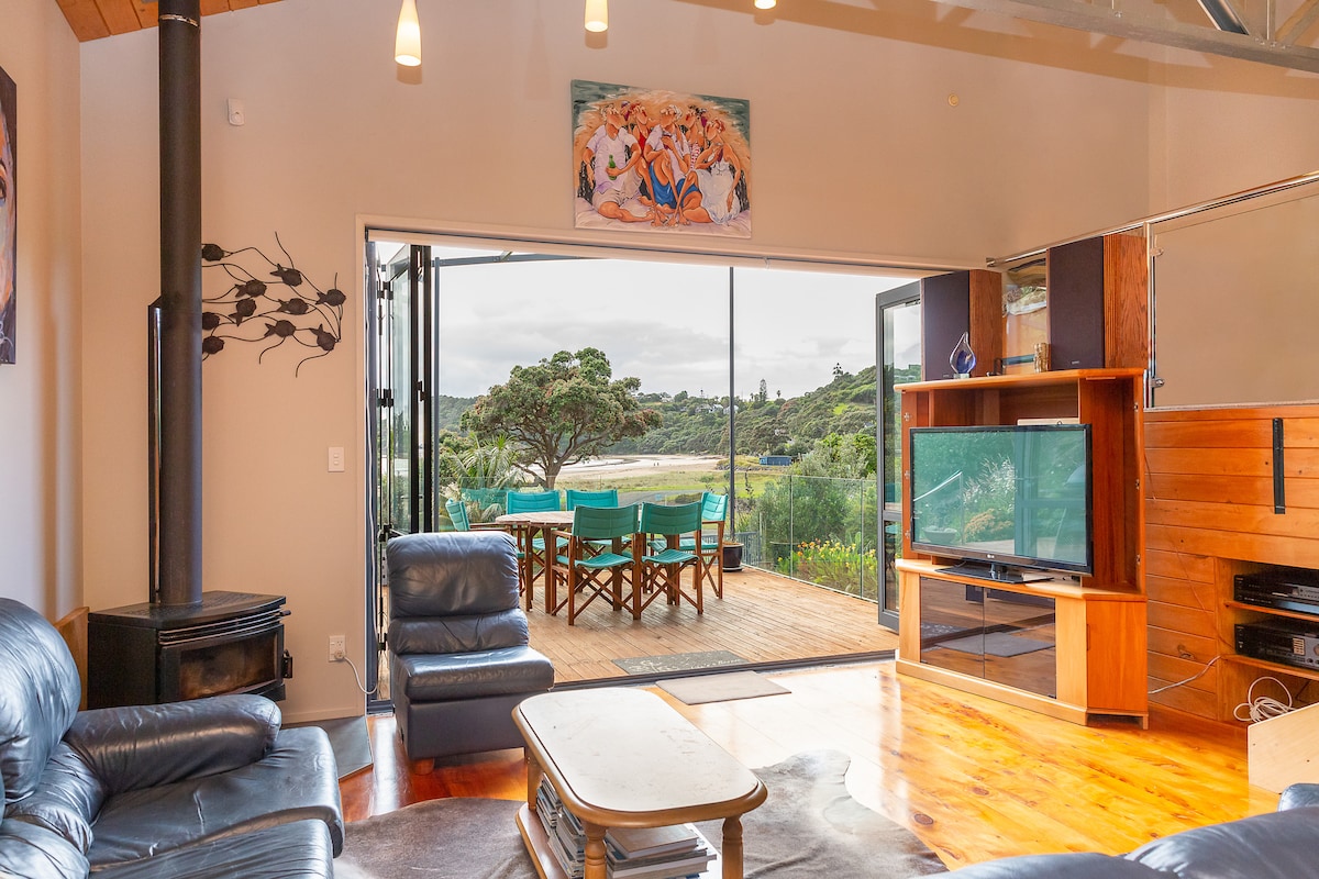 Top performing Airbnb: Sandy Bay, beach front home. in Whangarei District East