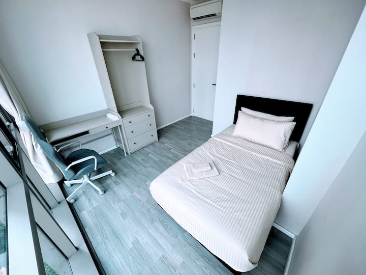 Chambre secondaire avec lit simple et espace de travail