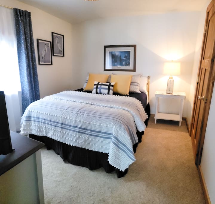 第二间卧室设有标准双人床，配有竹床单、舒适的被子、梳妆台和挂衣柜以及智能电视。  这间卧室设有半个卫生间。