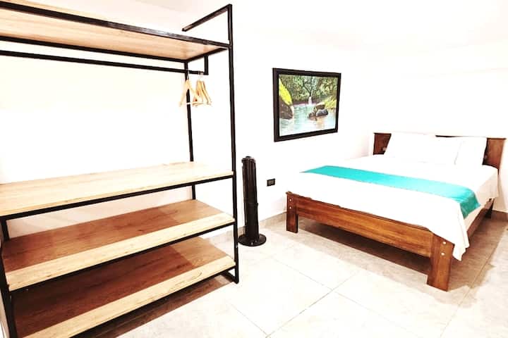 החדר השני הממוקם בקומה השנייה או במזנין, יש לו גובה של 1.98, מיטה זוגית (2 plz), מאוורר, רהיטים עם ווים וחללים למקם חפצים. זהו קונספט פתוח על פי העיצוב המודרני שלו. 