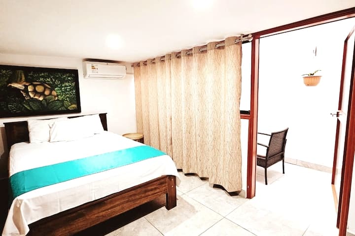 Hab 1, הממוקם בקומה הראשונה, עם מיטה 2 plz, טלוויזיה חכמה, מיזוג אוויר, רהיטים עם 5 ווים וחללים לאחסון החפצים שלכם. יש בו חלון הפונה למרפסת של הדירה הסמוכה. בחדר יש 1.89.
