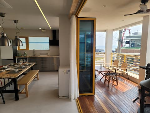 Mojo Stay 1min walking distance to Jajak beach