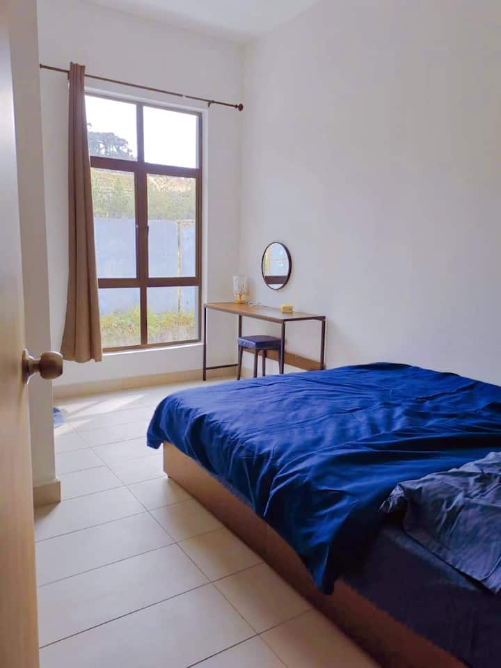 Drittes Schlafzimmer mit einem Queensize-Bett mit Gemeinschaftsbad