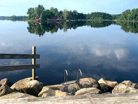 An architect's dream by the lake!