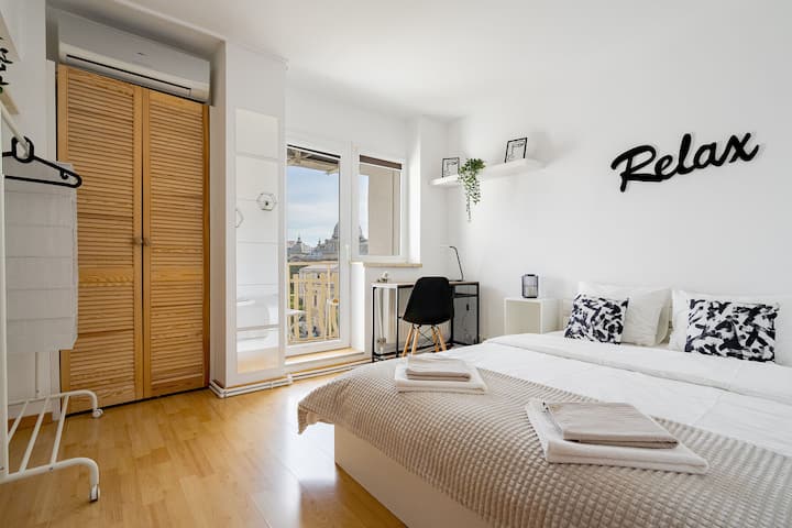 Camera 3 con vista sul fiume e sulla città vecchia,
Ha una cabina armadio e una porta.