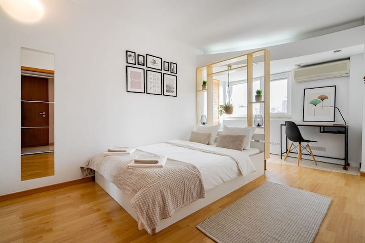 Camera 4 con vista sul fiume e sul centro storico. Dispone di 2 spogliatoi.