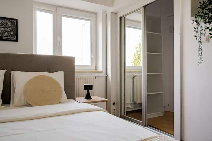 Camera 2 con grande spogliatoio, e vista su una chiesa e il famoso parlamento (uno dei più grandi edifici al mondo)