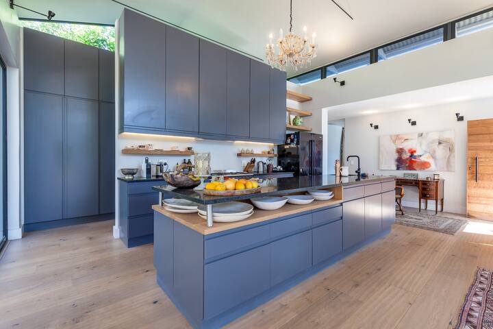 The Hillwood: light, airy, modern tranquility gallery image 5