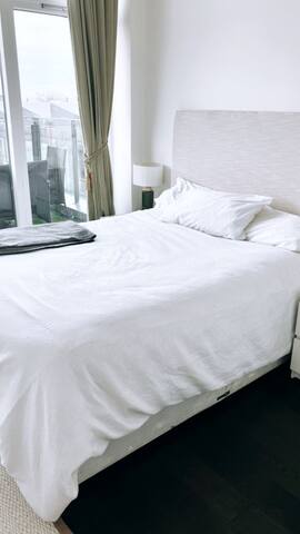 Bright Spacious Penthouse Apt gallery image 5