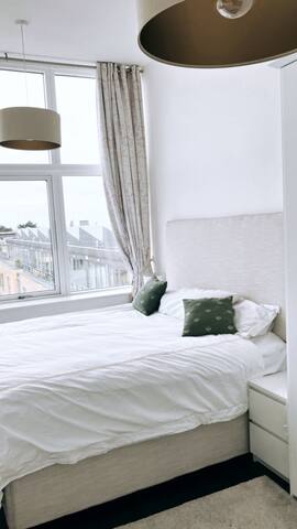 Bright Spacious Penthouse Apt gallery image 4