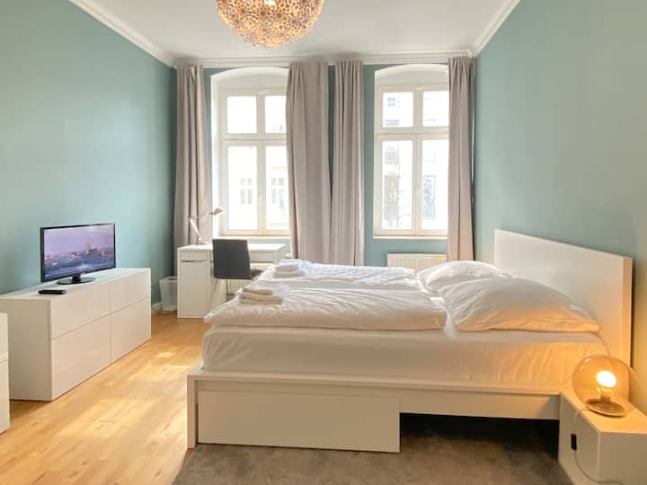 • Dhoma e gjumit 2 - krevat dopio 180 x 200 cm
•  dhoma e gjumit 2 - krevat dopio "king" 180 x 200 cm