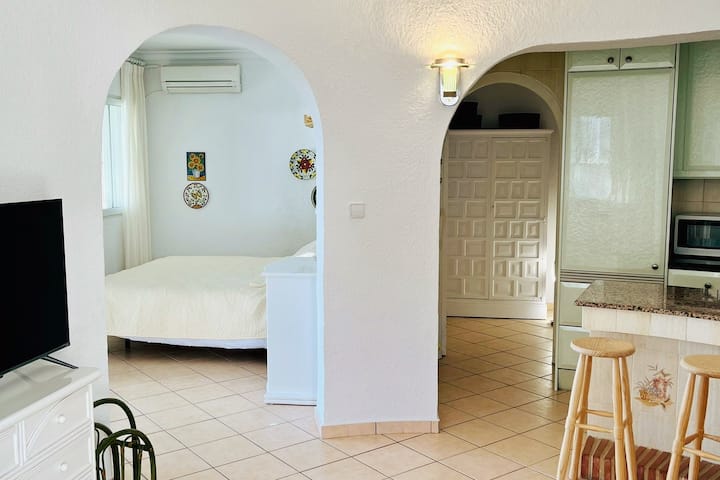 主卧通往客厅，可俯瞰共用卫生间，毗邻这间卧室。