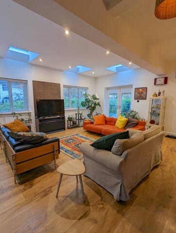 Stylish, spacious 3 ensuite beds